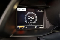 メータークラスターの左脇に位置するディスプレイには、ターボのブースト計も用意される。