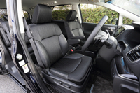 シートは「プライムスムース」と呼ばれる合皮とファブリックのコンビタイプ。「アブソルート EX」には、オプションで本革と合皮のコンビシートも用意されている。
    