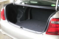 「ゴルフバッグなら4つ収納可能」とされる、「カローラ アクシオ」（ガソリン車）のトランクルーム。ハイブリッド車も、ハイブリッドバッテリーやガソリンタンクを後席下にレイアウトすることで、ガソリン車と同等の収納スペースを確保したとうたわれる。
    