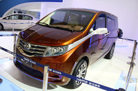 こちらは「C2」。「マツダ・ビアンテ」を思わせる。