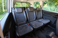 7人乗り仕様の2列目には、独立した3つのシートが備わる。前後に160mmのスライド、最大20度までのリクライニングが可能で、簡単操作で床下に収納できるようになったのも新しい。