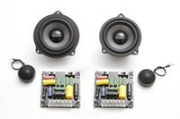 ドアのミッドレンジと簡単に入れ替えられるハニカムグラスファイバー振動板採用の10センチミッドレンジと、ドアミラー付け根のトゥイーターと交換するシルクドームトゥイーターのセパレート2ウェイシステム。