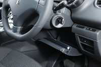 充実した収納スペースも「5008」の自慢。ステアリングホイールの下には、車検証やクルマの取説などをしまえるグローブボックスを完備。