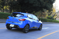 燃費については、JC08モードでの計測値は明らかにされていないが、欧州の基準による計測値は4.5リッター/100km（約22.2km/リッター）となっている（欧州複合モード）。