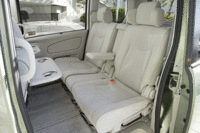 2列目シートは3人がけだが、中央席をアームレストやテーブルにすることもできる。中央ウォークスルー状態のほか、横スライドで3列目への乗り込みがラクになるフリーアクセスモードも作り出せる。
クリックするとシートアレンジが見られます。