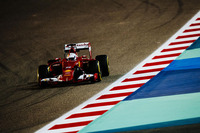 予選でフロントローにつけたベッテルだったが決勝ではフェラーリのハンドリングに苦しんだ。ロズベルグとの2位争いではアンダーカットを2度も成功させたもののコース上で抜かれ、最後の勝負では自らのエラーでコースオフ。フロントウイングにダメージを負い予想外のピットインをしいられた。バルテリ・ボッタスのウィリアムズを抜けず5位フィニッシュ。（Photo=Ferrari）
    