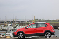 シルバードアミラーや17インチアルミホイールもクロスポロ専用の装備。