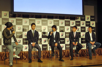 当日会場では、レーシングドライバーを交えたトークショー（写真）も開催された。左から、MCのピストン西沢氏、伊藤大輔選手、影山正彦選手、中須賀克行選手、そして久保凜太郎選手。
    