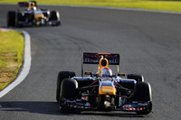 昨年の日本GP同様の圧勝。ベッテル（写真前）は、チームメイトでポイントリーダーのウェバー（同後ろ）をしっかりと抑え切った。（写真＝Red Bull Racing）