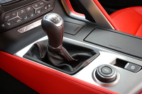 トランスミッションには6段ATに加え、新開発の7段MTが設定される。操作系ではサイドブレーキが電動化されたのもトピックだ。その左横にあるのがドライブモードセレクターのダイヤルで、「WEATHER」「ECO」「TOUR」「SPORT」「TRACK」の5つのモードが用意されている。
    