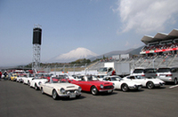 クラブチームデモランを控えた国産ヒストリックカーの群れ。