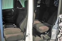 シート表皮には、汚れに強いはっ水加工のファブリックを採用している。
    