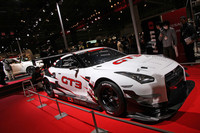 「日産」のブースにて、コンペティションマシンながら市販モデルの面影を残した「GT-R NISMO GT3」2013年バージョン。
