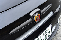 「595コンペティツィオーネ」のフロントを飾る、アバルトのサソリのエンブレム。