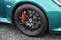 
	タイヤサイズは前が205/45ZR17、後ろが265/35ZR18。「ピレリPゼロ コルサ」が純正装着される。
	