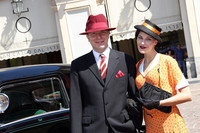 モデルの紳士淑女たちも華を添えた。