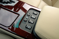 肘かけの下に備わる操作ボタンで、好みの走行モードを選ぶことができる。
