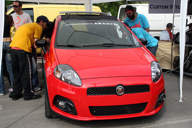 「グランデプント・アバルト」を覗き込む若者たち。