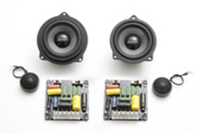 ドアのミッドレンジと簡単に入れ替えられるハニカムグラスファイバー振動板採用の10センチミッドレンジと、ドアミラー付け根のトゥイーターと交換するシルクドームトゥイーターのセパレート2ウェイシステム。