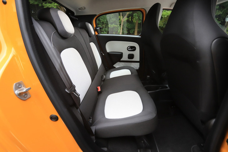 リアシートまわりでは、座席下の収納ネットが廃止され、代わりに収納付きのセンターコンソールが大型化した点が従来モデルとの違いとして挙げられる。