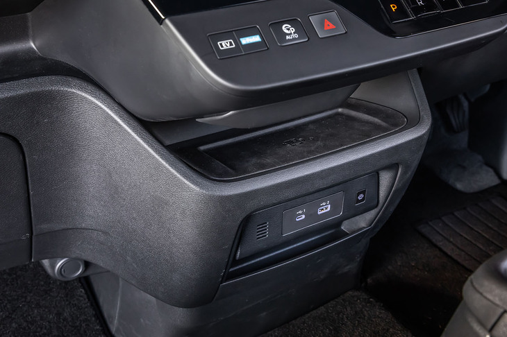 セレナe-POWERルキシオン プロトタイプ（センターコンソールの小物入れやUSBソケット）