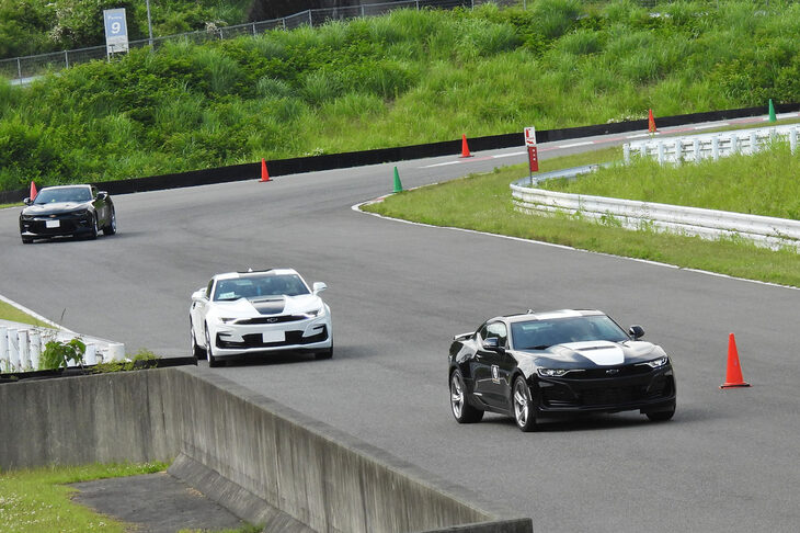 同じくドライビングレッスンの「カマロドライビングスクール」。先導車の誘導のもと、ショートサーキットとマルチパーパスドライビングコースでハンドリングやブレーキング等を学ぶ。