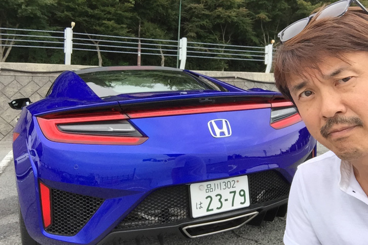 新型「NSX」と筆者。