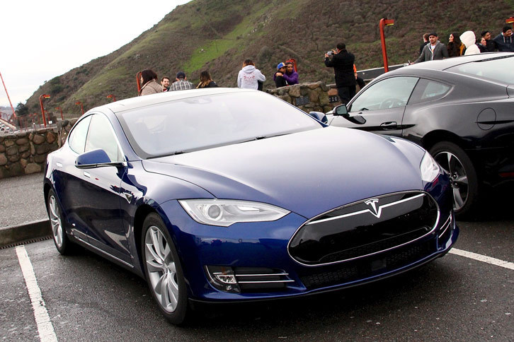 電気自動車の「テスラ・モデルS」。日本では2014年9月に納車が開始され、2015年7月には4WDの高性能モデル「P85D」が導入された。