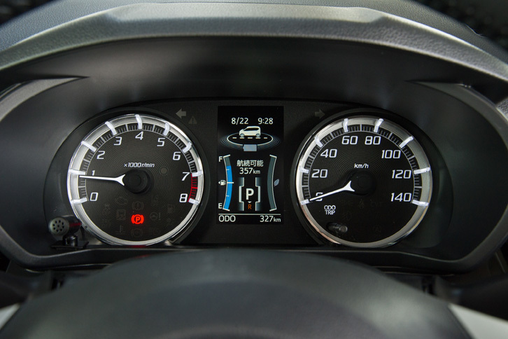 「カスタム」に装備されるメッキリング付きの自発光式メーター。中央にはカラー液晶のマルチインフォメーションディスプレイが装備される。