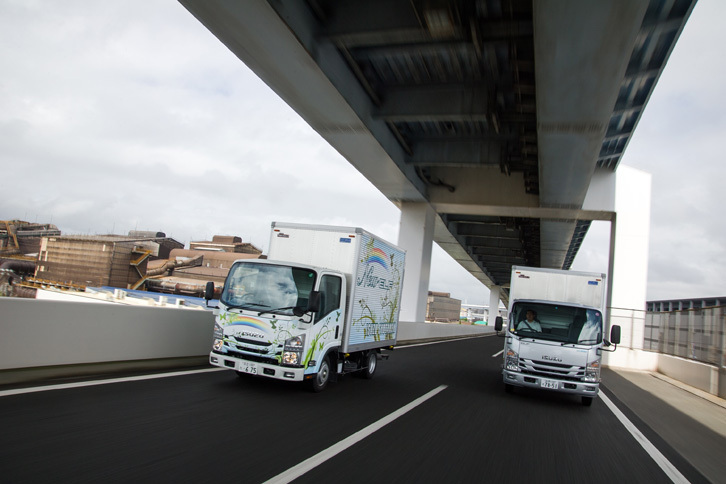 パワーユニットにはディーゼルエンジンとCNG（圧縮天然ガス）エンジン、ディーゼルハイブリッドの3種類が用意されている。今回はディーゼル車とハイブリッド車に試乗した。