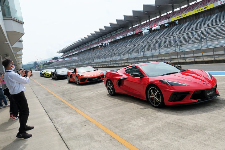 富士スピードウェイでのデモランに臨む、新型「シボレー・コルベット」と「コルベット コンバーチブル」。