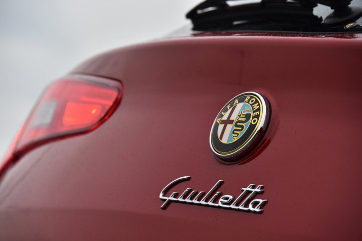 「ジュリエッタ」のテールゲートに装着された、アルファロメオのエンブレム。
