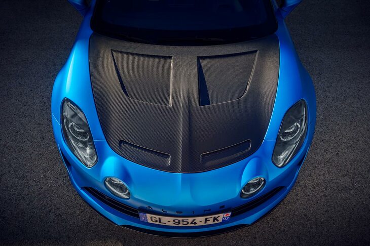 2.9kgの軽量化に寄与するカーボンボンネット。2つのエアインテークともども、視覚的にも「A110 R」の大きな特徴となっている。