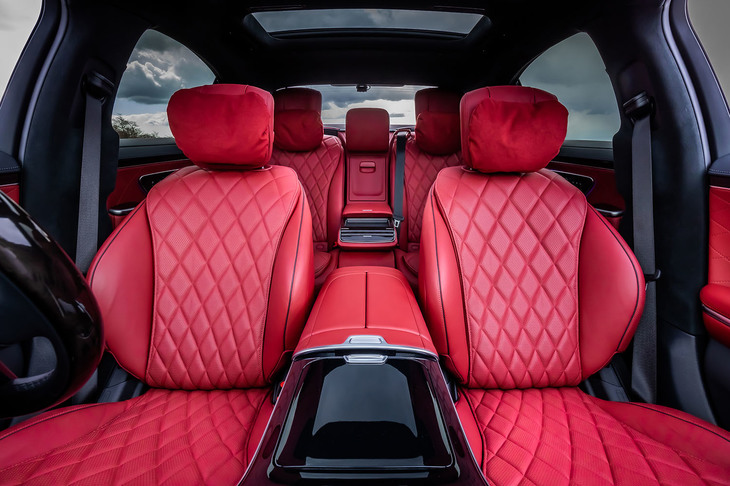 「レザーエクスクルーシブパッケージ」（90万5000円）は、「S580 4MATIC」「S580 4MATICロング」でのみ選択できるオプション。写真のカーマインレッド／ブラックの本革ナッパレザー仕様を含め、5種類の内装色が設定されている。