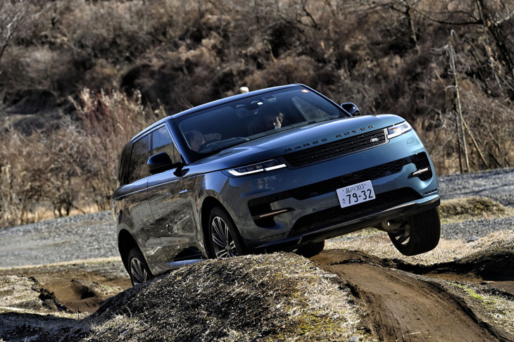 「レンジローバー・スポーツ オオートバイオグラフィーD300」で、富士スピードウェイ内のオフロードコースを体験。凸凹の大きなモーグルセクションでは走行モードを「岩場」にし、アクセルとステアリングの操作に集中した。