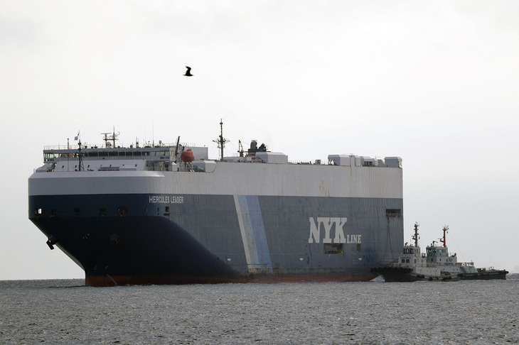 引船に誘導されて接岸する「ヘラクレスリーダー」。2011年に日本の新来島造船所で建造された自動車運搬船である。
