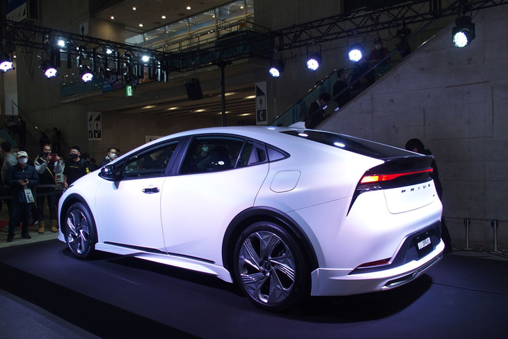 トヨタ・プリウスELEGANT ICE STYLE（リアビュー）