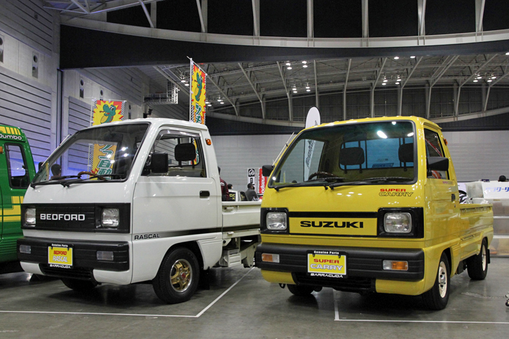 1985年に登場した9代目「スズキ・キャリイ」のカスタムかと思いきや、カスタムはカスタムでも、右は英国輸出用の「スズキ・スーパーキャリイ」、左はそのOEMモデルの「ベッドフォード・ラスカル」風に仕立てたものという。ちなみにベッドフォードとは、GM傘下のボクスホールの商用車ブランドで、90年代初頭に消滅した。商用車と旧車用部品に強いバラクーダのブースにて。