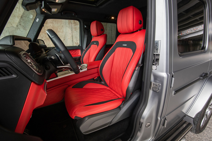 テスト車に装備されていた「AMGレザーエクスクルーシブパッケージ」のナッパレザーシート。同オプションには、写真のクラシックレッドとブラックのツートンカラーも含め、4種類の内装色が用意されている。