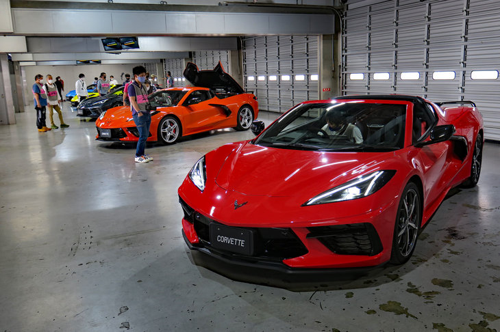 富士スピードウェイにて、各自動車メディアの写真攻勢にさらされる「C8コルベット」の図。