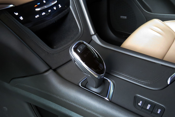 8段ATのセレクターはキャデラック初のシフトバイワイヤ式。振動、騒音の低減と省スペース化に寄与しているという。