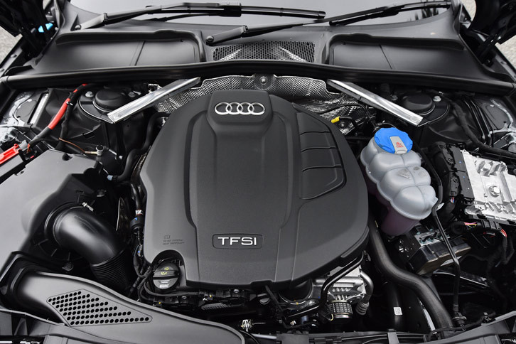 日本仕様の「A4」に搭載されるエンジンは、いずれも2リッター直4直噴ターボだが、FF車のものが最高出力190psの仕様であるのに対し、4WD車には252psの仕様のものが搭載される。