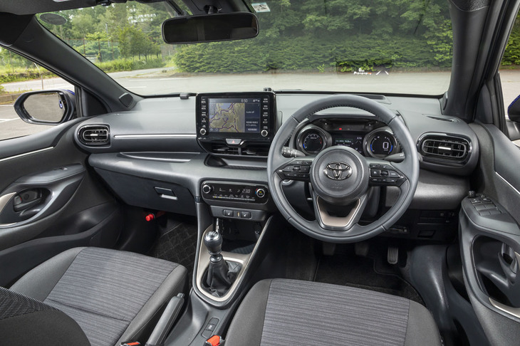 シフトノブまわり以外のインテリアデザインは、CVT搭載車に準じたもの。スマートフォンとの連携が可能なディスプレイオーディオは「ヤリス」全車で標準装備となる。