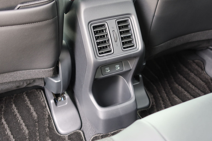 ホンダ・ヴェゼルe：HEV RS（リアシート用センターコンソール）