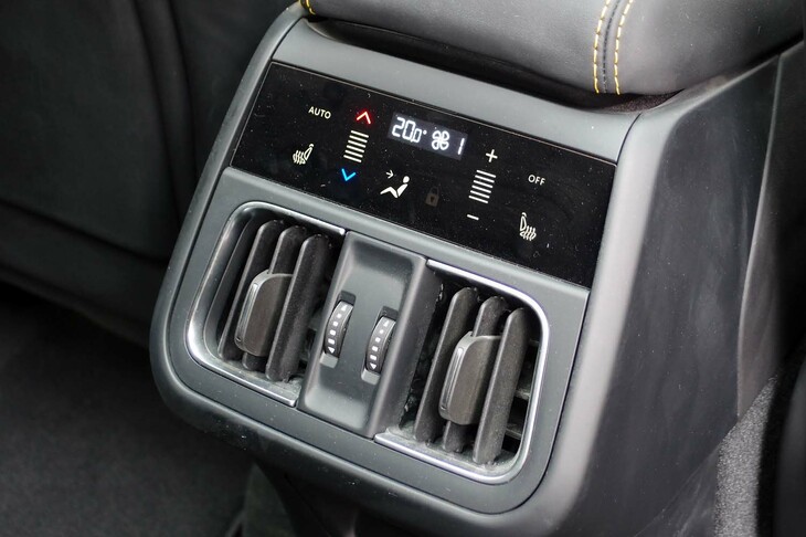 マセラティ・グレカーレ（リアシート用エアコンディショナー）