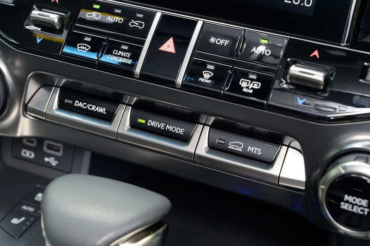 ダッシュ中央には走行モードの切り替えスイッチがレイアウトされる。中央でオンロード用モードを、右でオフロード用モードを呼び出し、右のダイヤルを回して切り替える。