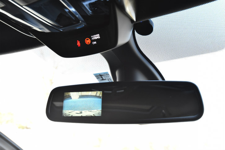 ボディーの左側面と後方に備わるカメラの映像は、このようにルームミラーに映し出される。