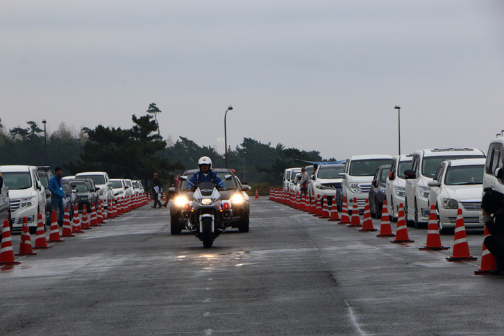 なんと白バイに先導されて、当日までシークレットだったスペシャルゲストが登場。