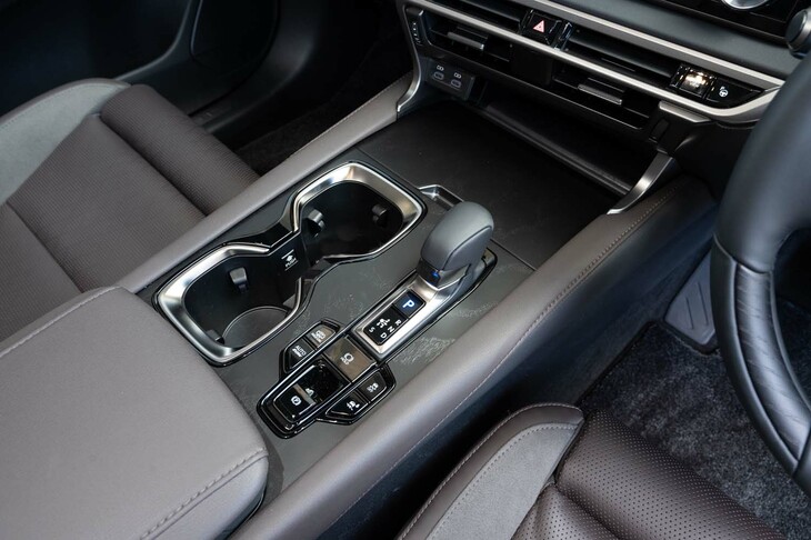 変速機は電気式CVT。セレクター後方のスイッチで「チャージ」「セーブ」「EV」など、パワートレインのモードを変更できる。