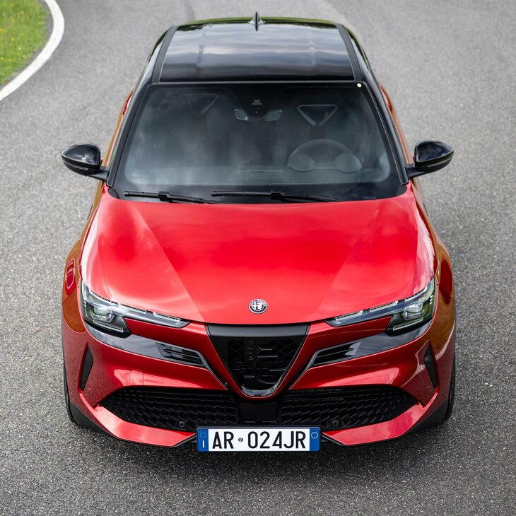 賛否両論が渦巻く「ジュニア」のフロントマスク。コの字型のヘッドランプと黒い装飾、ガバっと口を開けたロワグリルにより、かなり押しの強いイメージとなっている。